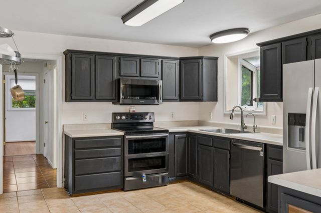 2009 Wolfe Rd, White Bluff, TN 37187