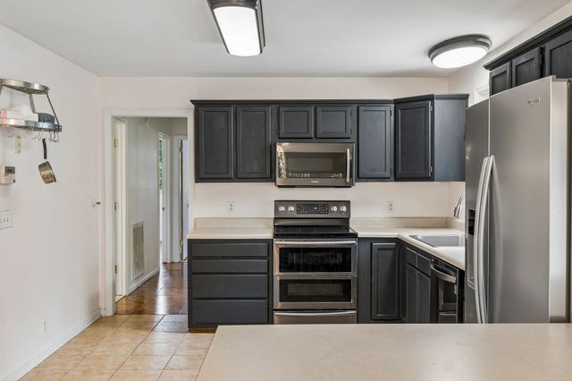 2009 Wolfe Rd, White Bluff, TN 37187