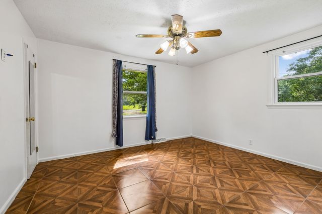 2009 Wolfe Rd, White Bluff, TN 37187
