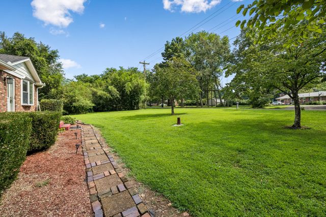 2009 Wolfe Rd, White Bluff, TN 37187
