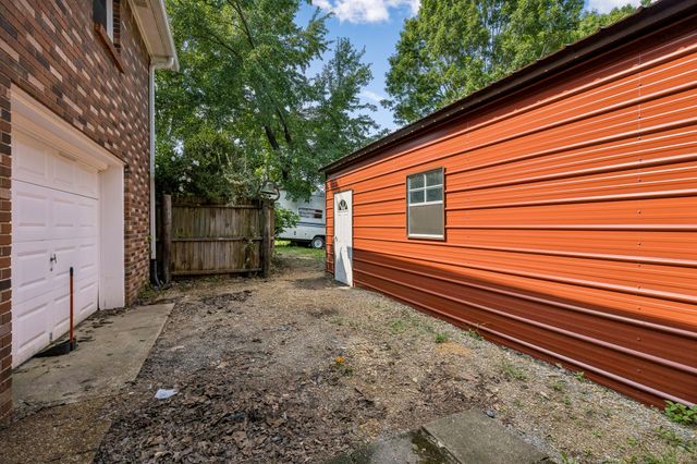 2009 Wolfe Rd, White Bluff, TN 37187