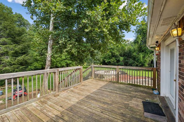 2009 Wolfe Rd, White Bluff, TN 37187