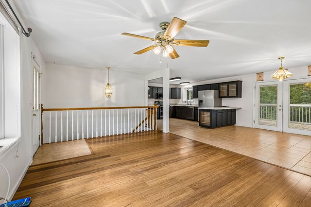 2009 Wolfe Rd, White Bluff, TN 37187