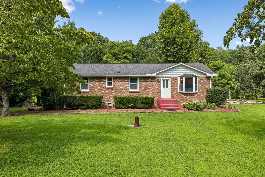 2009 Wolfe Rd, White Bluff, TN 37187
