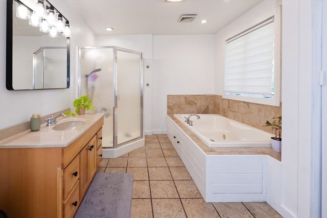 24 Lind St, Oxford, MA 01540
