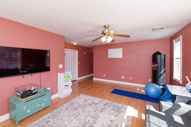 24 Lind St, Oxford, MA 01540