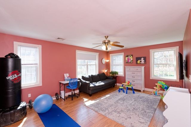 24 Lind St, Oxford, MA 01540