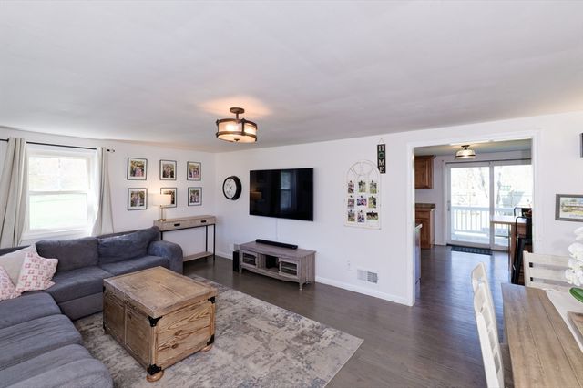 24 Lind St, Oxford, MA 01540