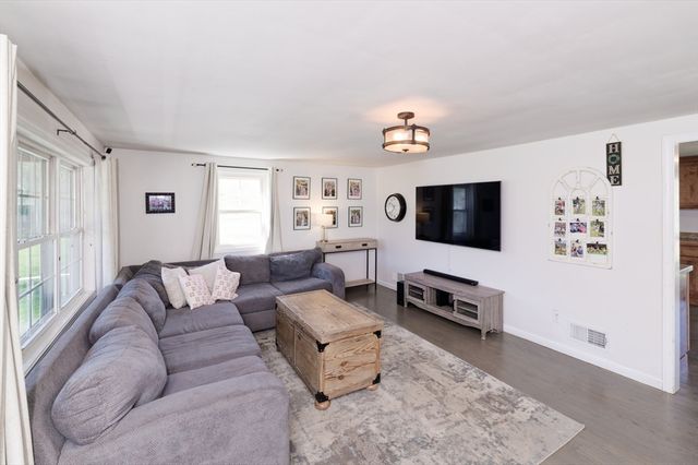 24 Lind St, Oxford, MA 01540