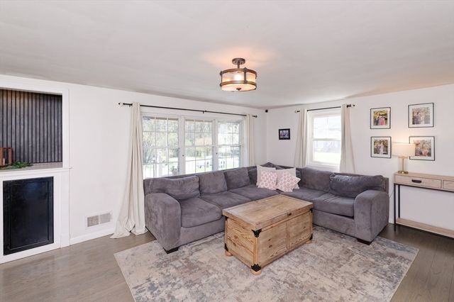 24 Lind St, Oxford, MA 01540