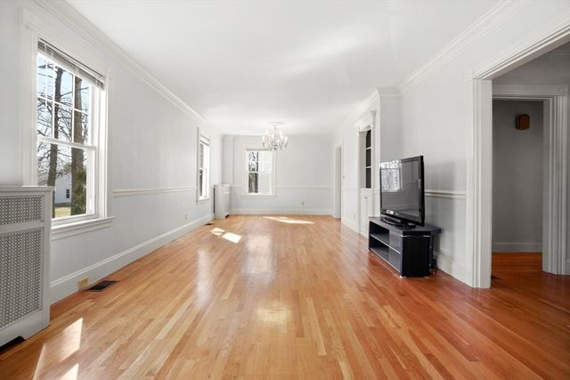 20 Donizetti St, Wellesley, MA 02482