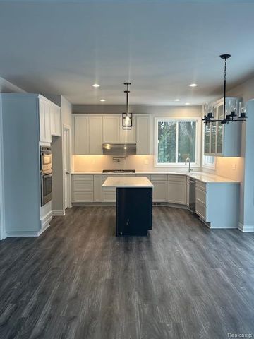 28341 Alycekay Street, Farmington Hills, MI 48334