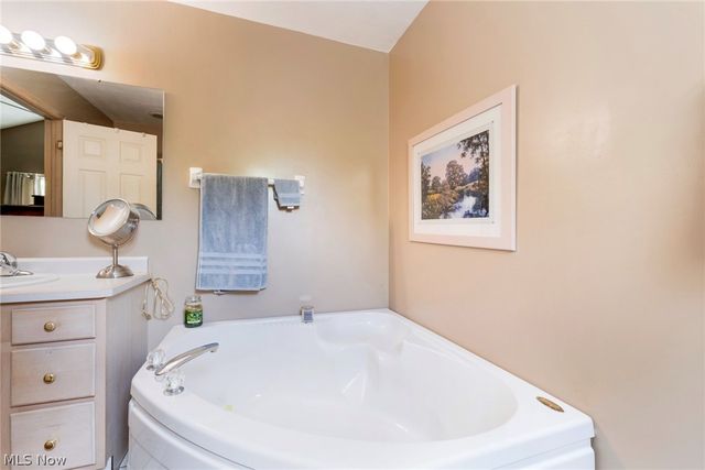 22 Fieldstone, Poland, OH 44514