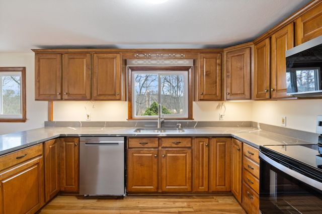 68 Exeter Road, Kingston, NH 03848