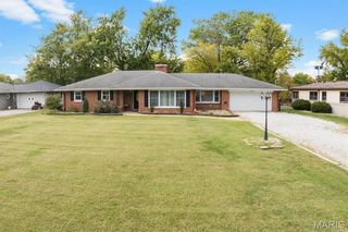 18 Lake Drive, Troy, IL 62294