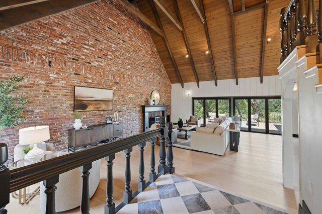 9815 Mira Del Rio Dr, Sacramento, CA 95827