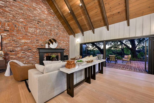9815 Mira Del Rio Dr, Sacramento, CA 95827