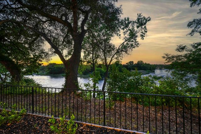 9815 Mira Del Rio Dr, Sacramento, CA 95827