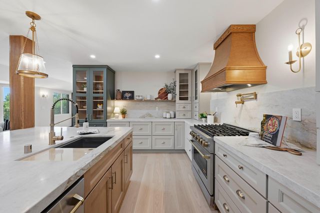 9815 Mira Del Rio Dr, Sacramento, CA 95827