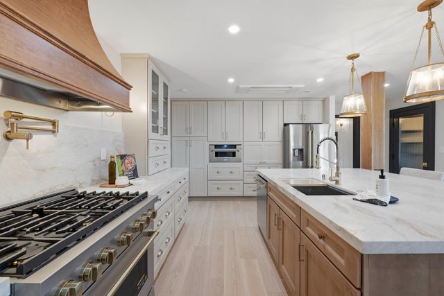 9815 Mira Del Rio Dr, Sacramento, CA 95827