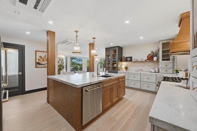 9815 Mira Del Rio Dr, Sacramento, CA 95827