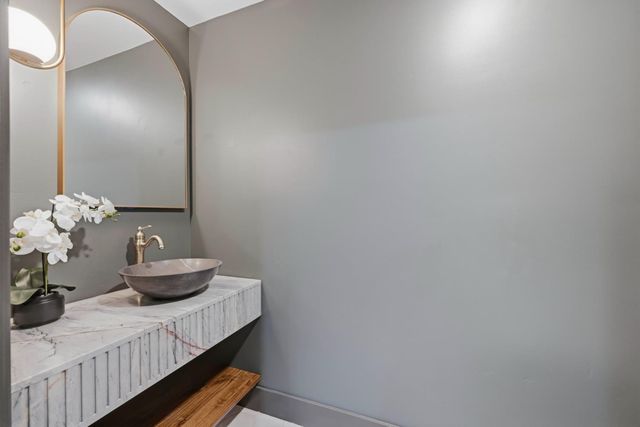 9815 Mira Del Rio Dr, Sacramento, CA 95827