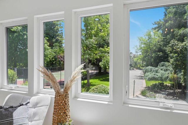 9815 Mira Del Rio Dr, Sacramento, CA 95827