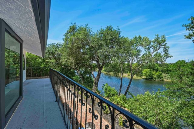 9815 Mira Del Rio Dr, Sacramento, CA 95827