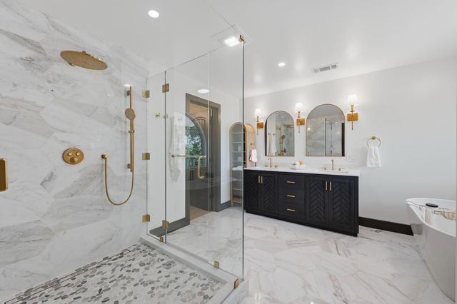 9815 Mira Del Rio Dr, Sacramento, CA 95827
