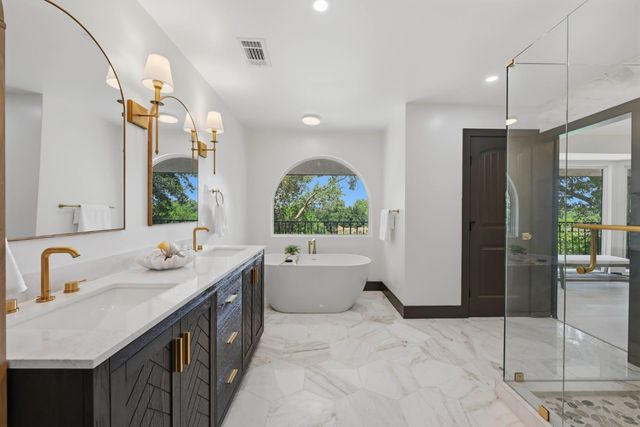 9815 Mira Del Rio Dr, Sacramento, CA 95827
