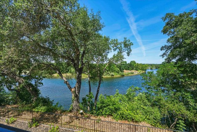 9815 Mira Del Rio Dr, Sacramento, CA 95827
