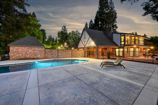 9815 Mira Del Rio Dr, Sacramento, CA 95827