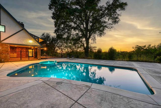 9815 Mira Del Rio Dr, Sacramento, CA 95827
