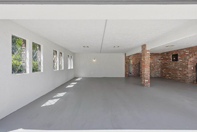 9815 Mira Del Rio Dr, Sacramento, CA 95827