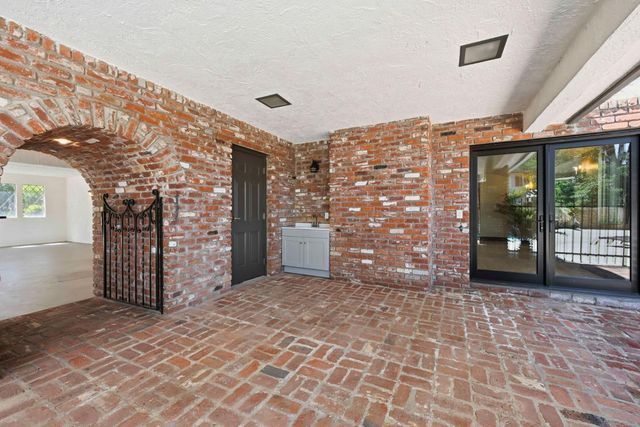 9815 Mira Del Rio Dr, Sacramento, CA 95827