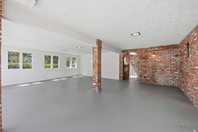 9815 Mira Del Rio Dr, Sacramento, CA 95827