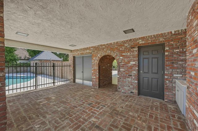 9815 Mira Del Rio Dr, Sacramento, CA 95827
