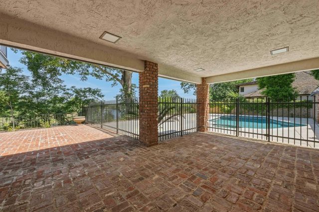 9815 Mira Del Rio Dr, Sacramento, CA 95827