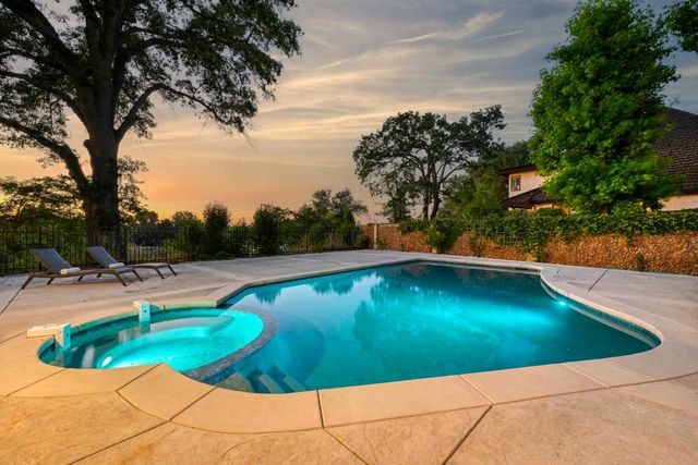 9815 Mira Del Rio Dr, Sacramento, CA 95827