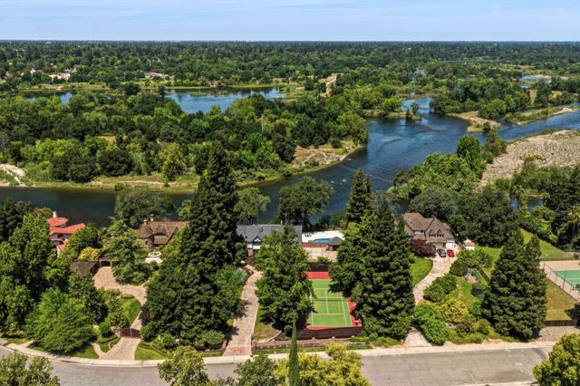 9815 Mira Del Rio Dr, Sacramento, CA 95827