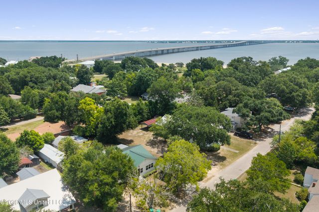 145 Bay View Court, Bay Saint Louis, MS 39520