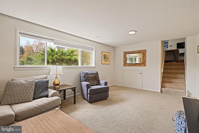 909 PLUM ST SW, Vienna, VA 22180