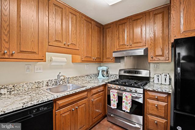 909 PLUM ST SW, Vienna, VA 22180