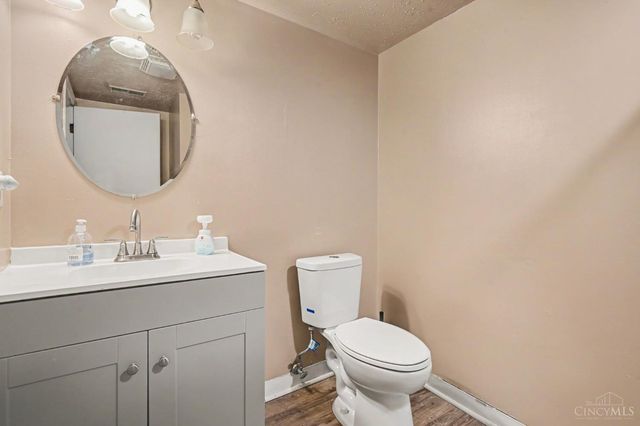 17 Woodview Court, Springdale, OH 45246