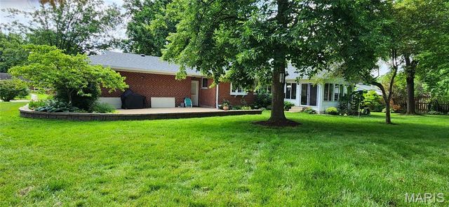 9825 Barrington Drive, Sunset Hills, MO 63128