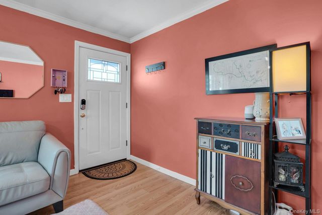 6 Linton Court, West Babylon, NY 11704