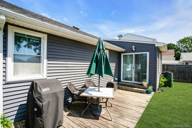 6 Linton Court, West Babylon, NY 11704
