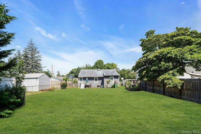 6 Linton Court, West Babylon, NY 11704