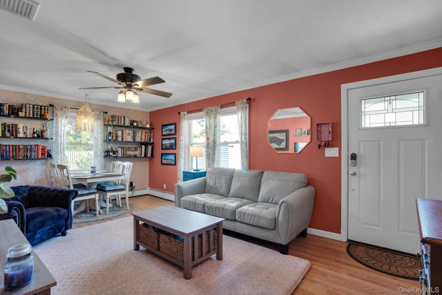 6 Linton Court, West Babylon, NY 11704
