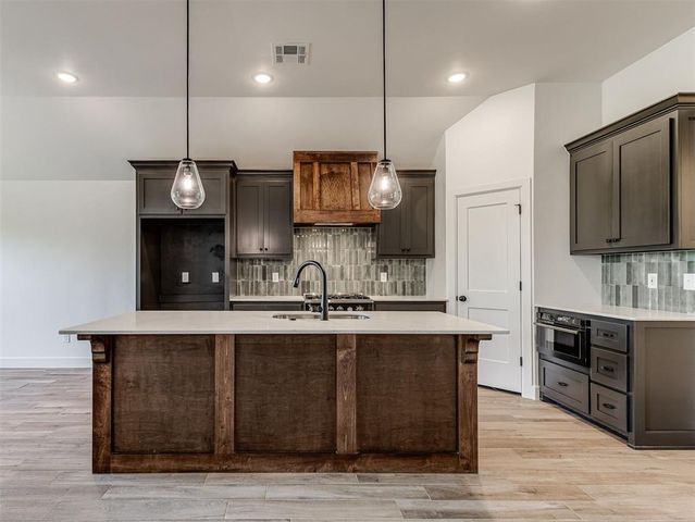 12501 Dolche Vita Drive, Yukon, OK 73099